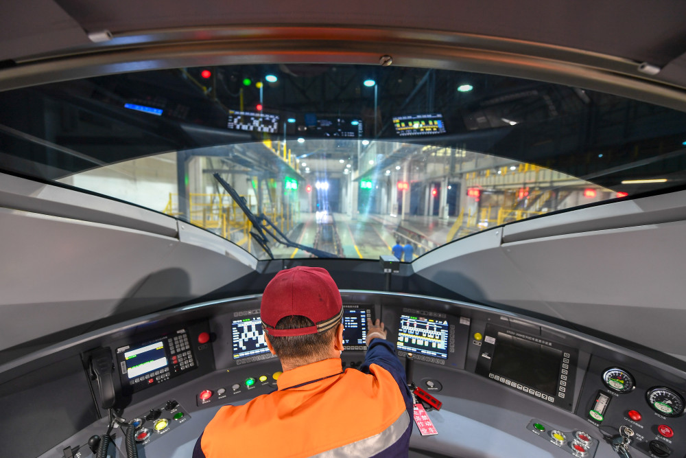 (社会)高铁信号工贺海龙:坚守岗位守安全