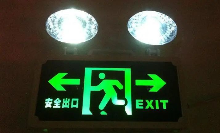 第一,不要去只有一个安全出口,营业期间安全门上锁等不正规的电影院