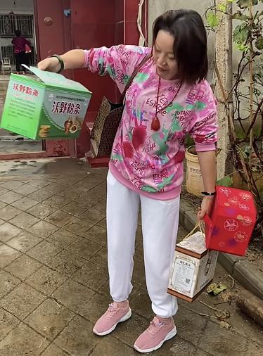 被质疑落魄街头卖葡萄的"草帽姐"徐桂花,打了多少人的脸?