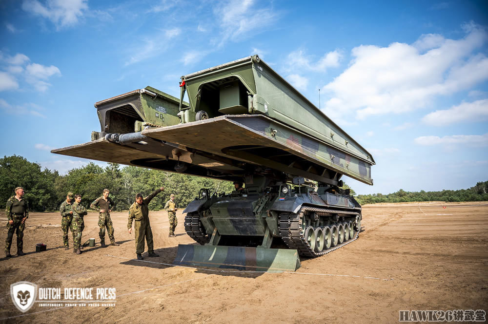 荷兰第112装甲工兵连实战演练坦克架桥车开辟通道工兵设置路障