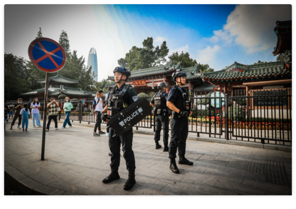 国庆街头特警ptu身影巨帅