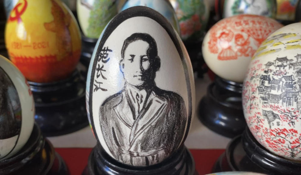 我为祖国献份礼非遗传承人蛋壳上作画赞美祖国大好山河