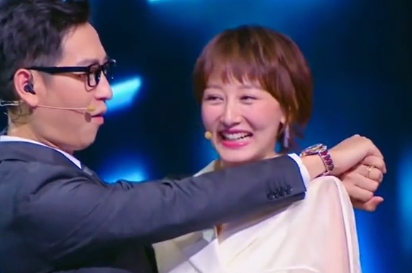 知名主持李好老婆吃麻辣烫,没凳子直接蹲地上,一条腿占三个座位