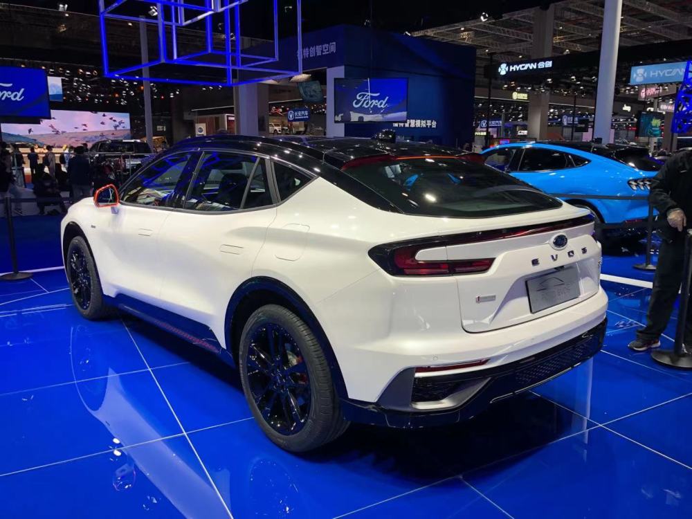 配11米巨屏的轿跑式suv长安福特evos开启预售22万起