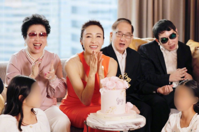 黎姿50岁生日晒庆生照残疾富商老公比妈还显老弟弟如今状态好