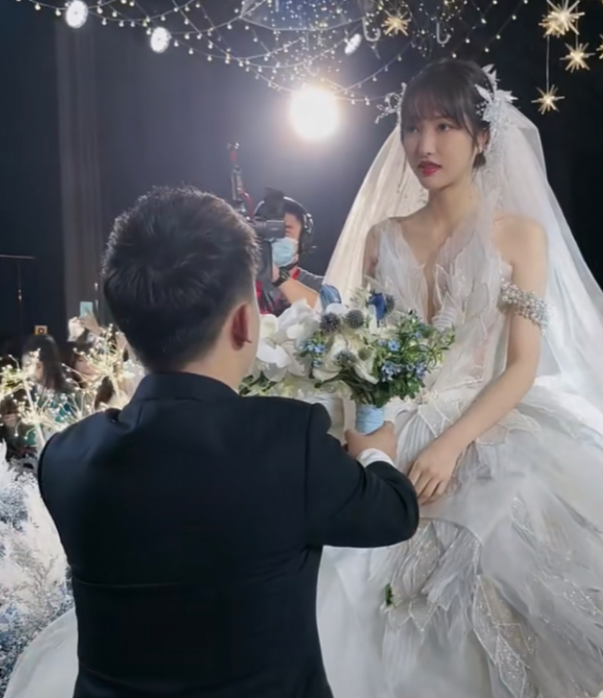 知名网红四川可乐大婚赵本山女儿担任证婚人豪车云集排面十足