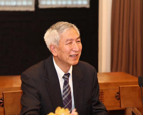 次子耿志远出生于1946年,1965年考入了清华大学物理系,大学毕业后为了