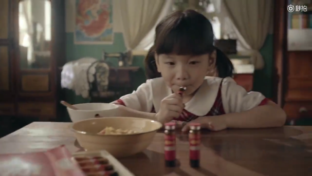 并打出了"喝了娃哈哈,吃饭就是香"