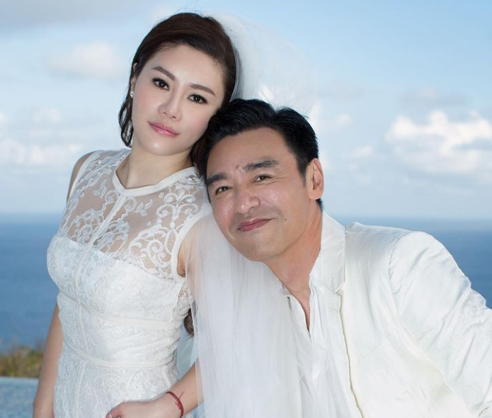 钟镇涛为小18岁娇妻庆生妻子戴名表显贵气曾帮老公还亿万巨债