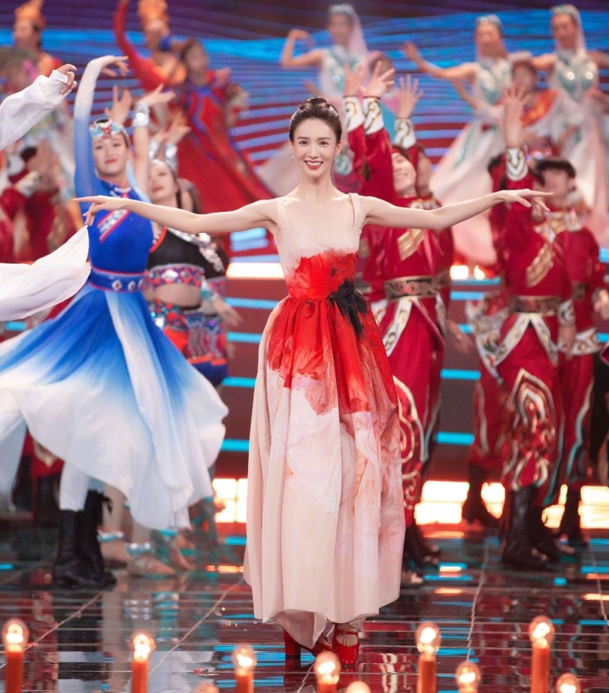 国庆晚会金晨跳民族舞,身上穿了件粉色长裙,腰上图案引发热议