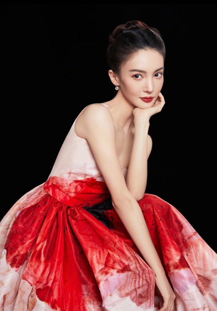 国庆晚会金晨跳民族舞,身上穿了件粉色长裙,腰上图案引发热议