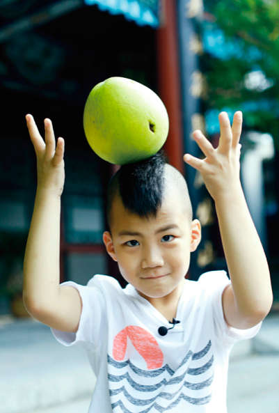 胡军儿子康康长大了12岁身高快赶上爸爸样貌成熟显男子气概