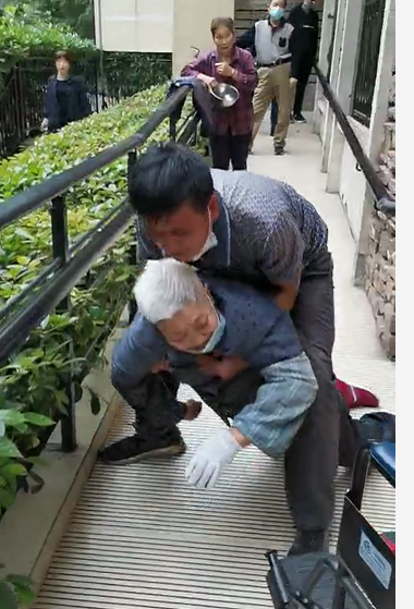 老人摔倒无人扶向路人求救"我不骗人":当善良被消耗,终会反噬