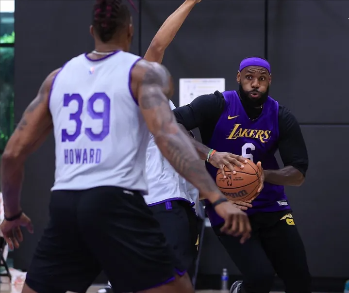 安东尼·戴维斯 NBA晚报：詹姆斯不做疫苗接种代言人，安东尼左眼负伤，顽强竞争者施罗德
