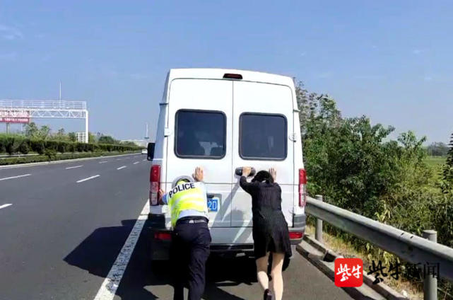 商务车电瓶亏电熄火警民徒手推车200多米点火成功