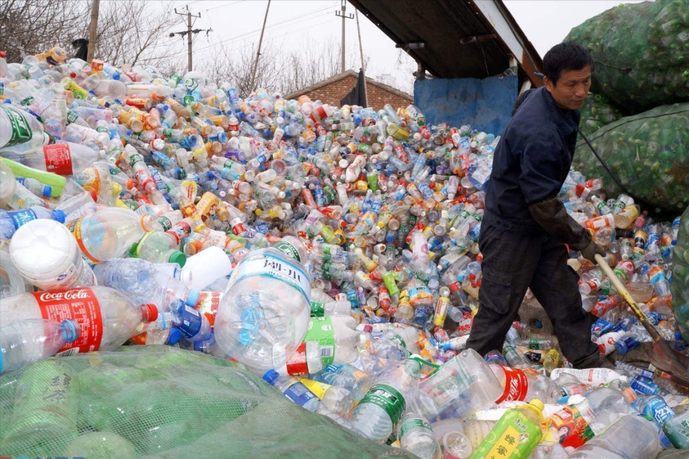 至少可以产生几十万个废旧矿泉水瓶,一吨矿泉水瓶是5万个,回收一吨的