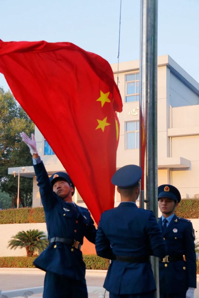南部战区空军某场站幼儿园组织国庆主题活动,组织军娃一起升国旗,参观