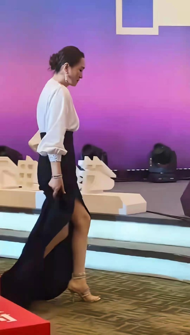 巩俐久违亮相真会穿!169身高搭衬衫配黑裙,举手投足都是霸气范