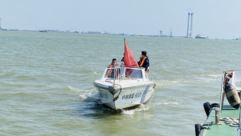 男子驾皮划艇落水中山海事局半小时火速救援成功