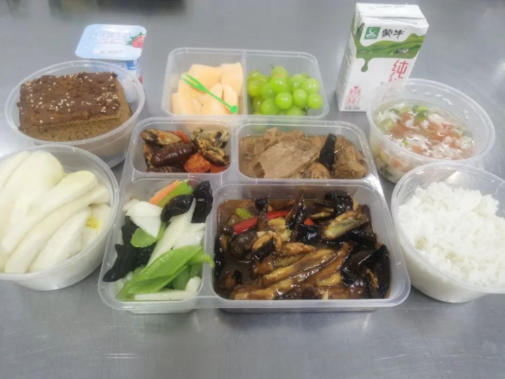 记者在医院看到,哈尔滨市第二医院对康复者的三餐进行了营养搭配,同时