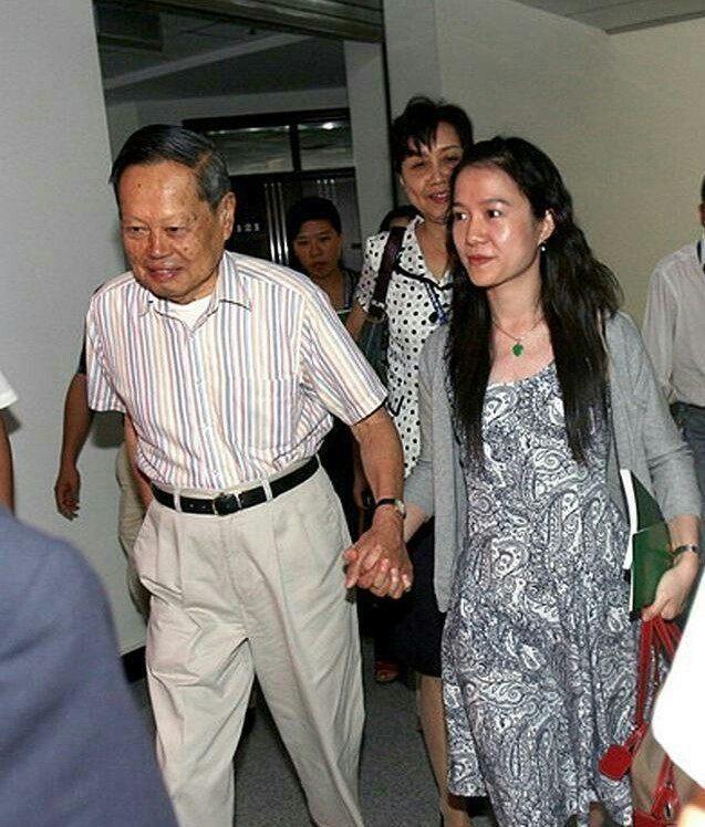 杨振宁与小54岁妻子翁帆的十指紧扣,其实并不是因为爱情_腾讯新闻