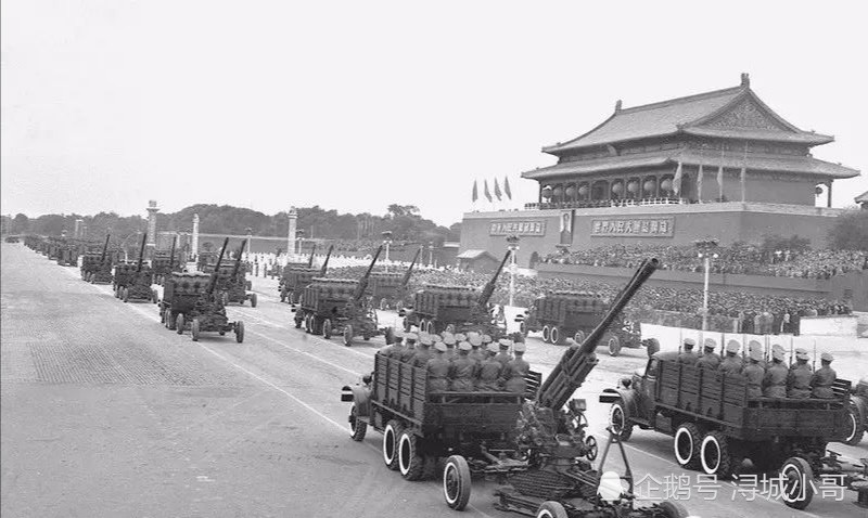 7,1955年国庆阅兵此次阅兵为解放军实行军衔制后的第一次阅兵,人民