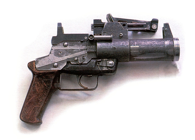 苏联首款下挂式榴弹发射器,像一把手枪的okg-40"Искра"_腾讯新闻