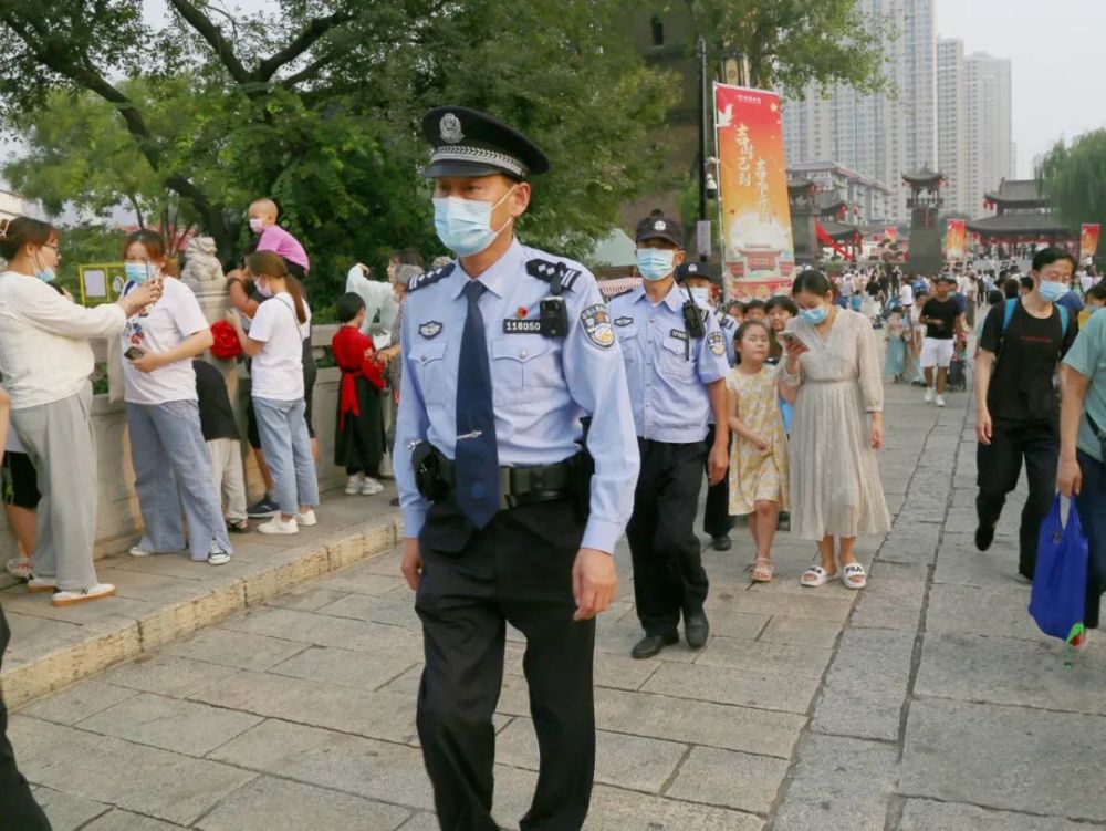 我為祖國站崗丨國慶假期的最美警色看警察藍守護中國紅