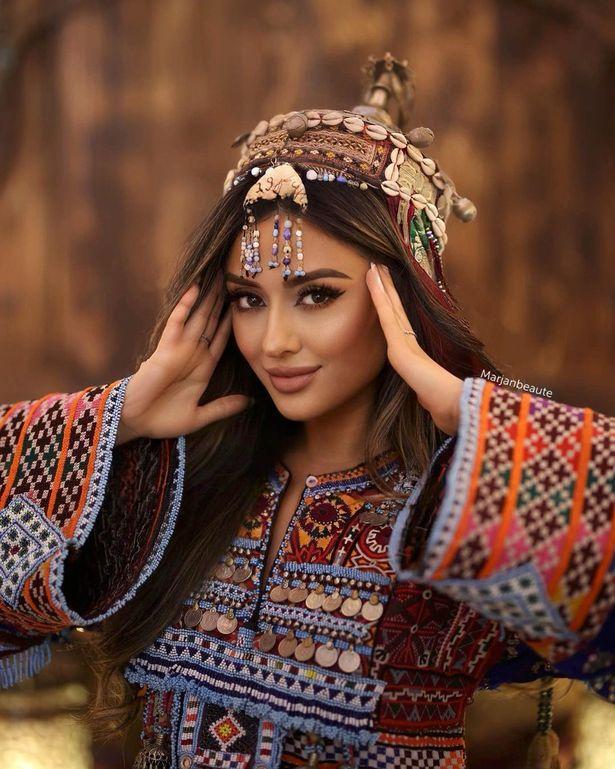 阿富汗妇女发起时尚抗议称五颜六色的服饰才是她们的传统服装