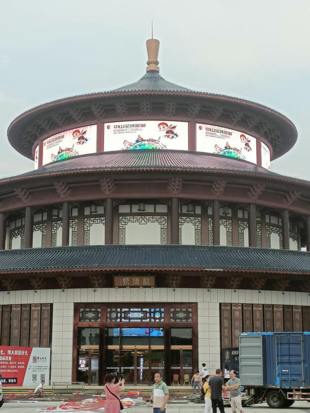 中山红博城因红木家具而建造不少汉服爱好者的聚集地