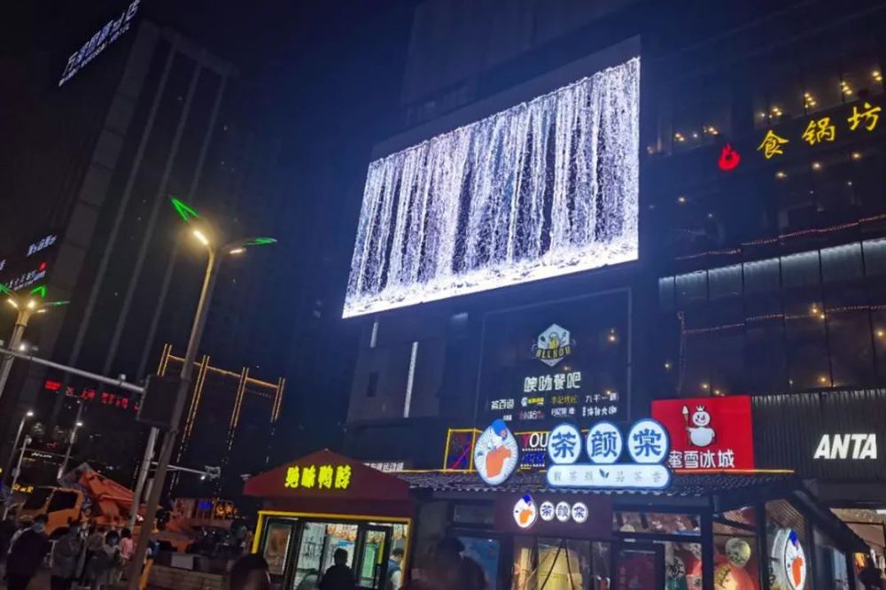 新疆首个3d裸眼大屏正式亮相石河子幸福路步行街
