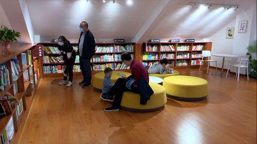 秦州区融媒体中心10月2日讯 (记者 李朴)读一本好书,欣赏一件文物