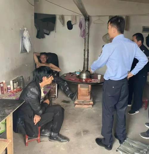 柞水两村民因排水问题发生争吵,警方劝解下双方握手言和