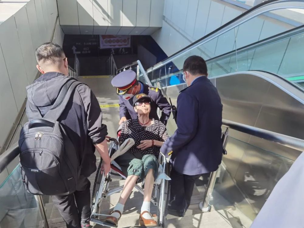 包含地坛医院代挂专家号服务行动不便全程帮扶，出行更安全的词条