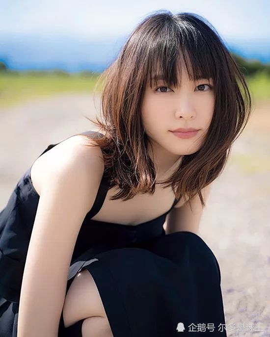 新垣结衣经典发型是长发齐刘海,少女感十足.