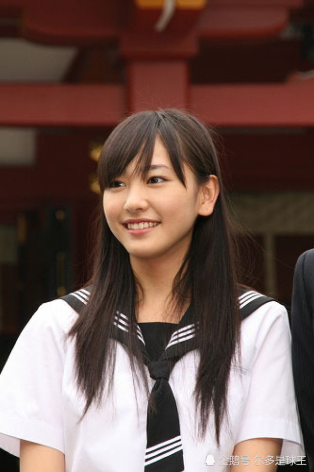 新垣结衣经典发型是长发齐刘海,少女感十足.