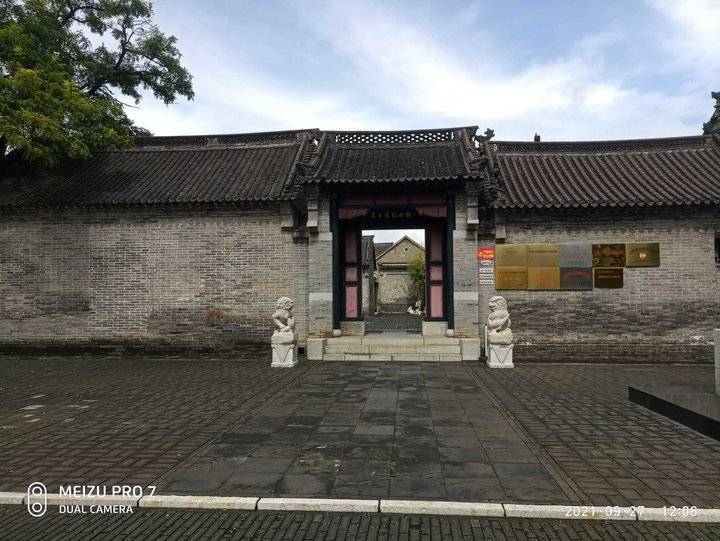 折回腳步走進忠勤祠,迎面影壁牆之上是