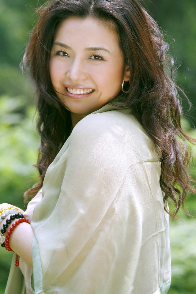 下面这张照片,初看有钟楚红的性感成熟之美,细看眉眼之间有与王祖贤极