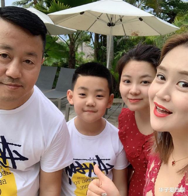 第四,参加完《欢乐喜剧人》爆红的周云鹏,携原配妻子一起参演了节目.