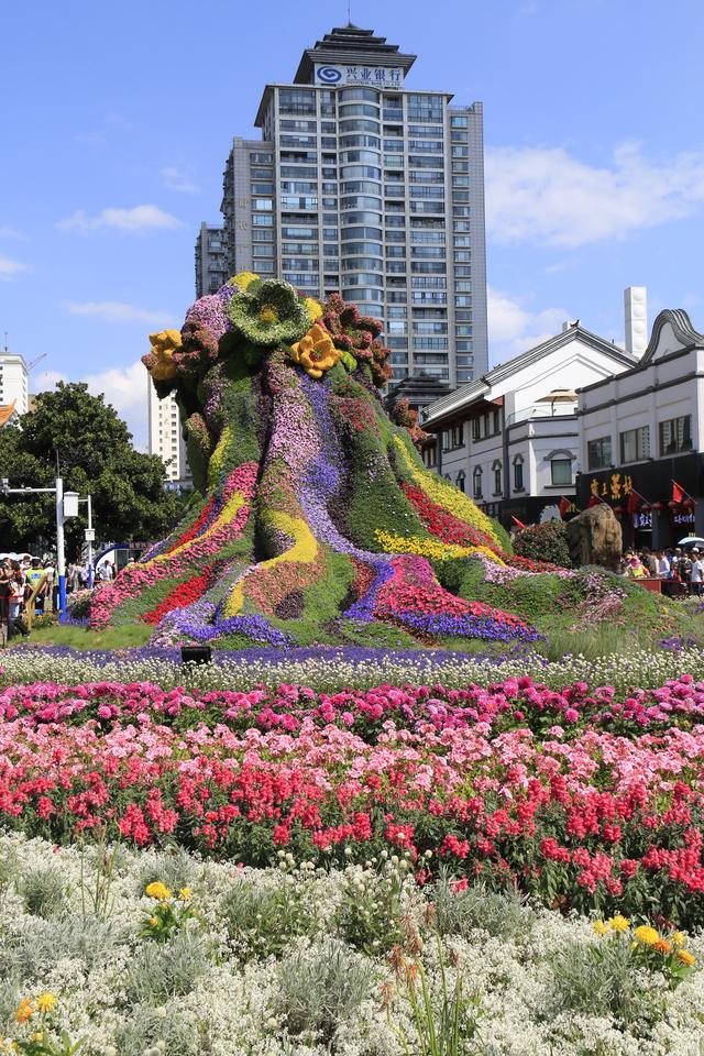 昆明金碧广场的花仙子引发的观看热潮