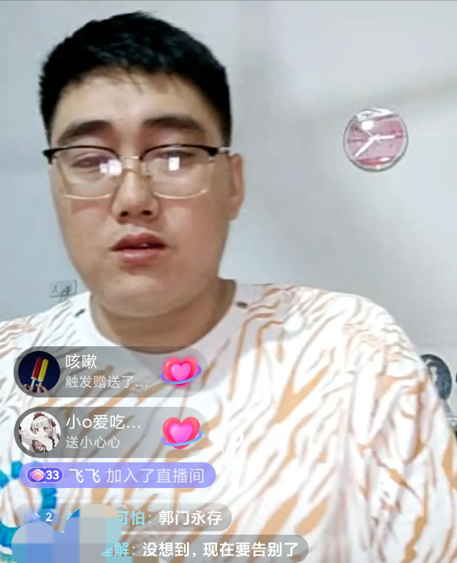 在郭老师账号被封禁之后,达令就成为了她与粉丝之间的传话人,之前她被