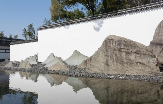 假山山石与建筑的结合形式二抱角镶隅及粉壁置石