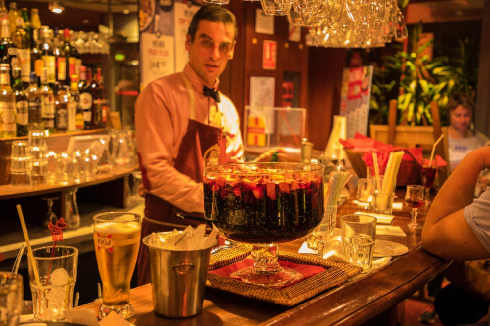 法国餐厅服务员瞧不起中国人他拍案而起让你知道什么是中国人