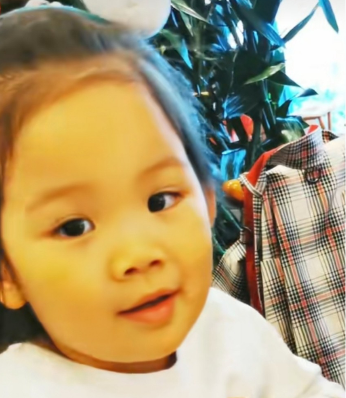 杜锋女儿罕见曝光,与哥哥神似双胞胎,一双漂亮大眼睛,特别可爱