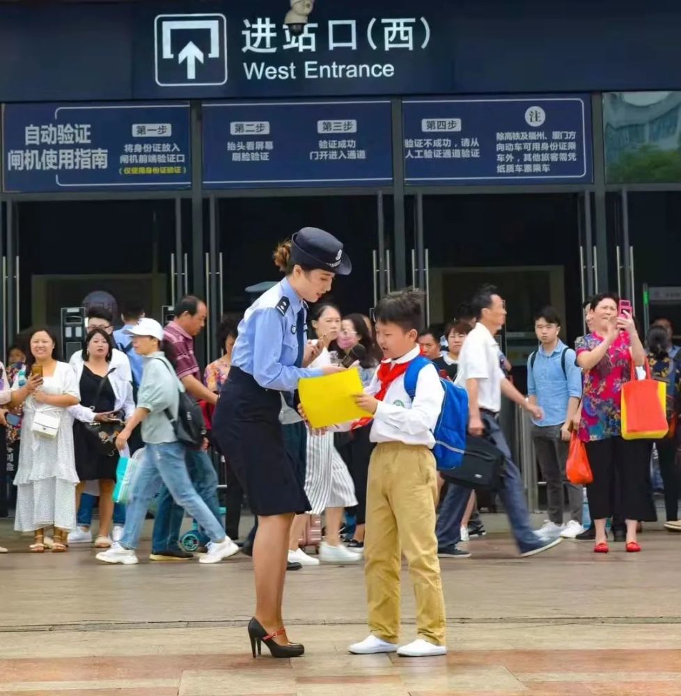 在明月山温泉景区,宜春市公安局交警支队直属三大队全警动员,加大在