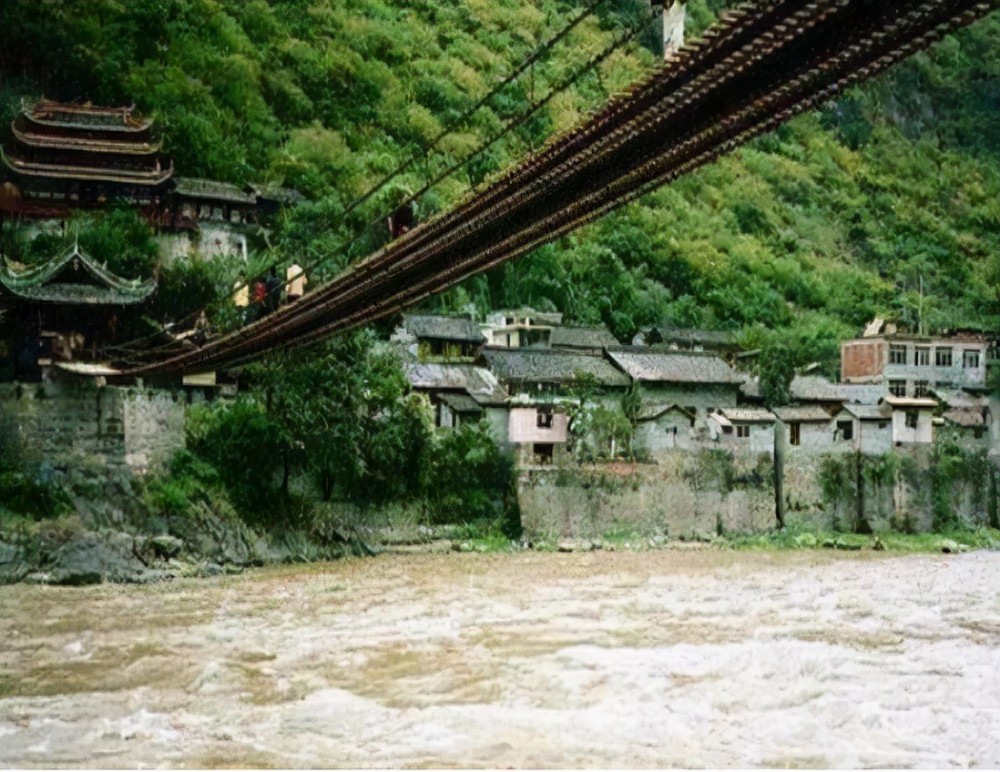 瀘定橋13根鐵鏈一萬多個鐵環重40噸在三百年多前是如何建造的