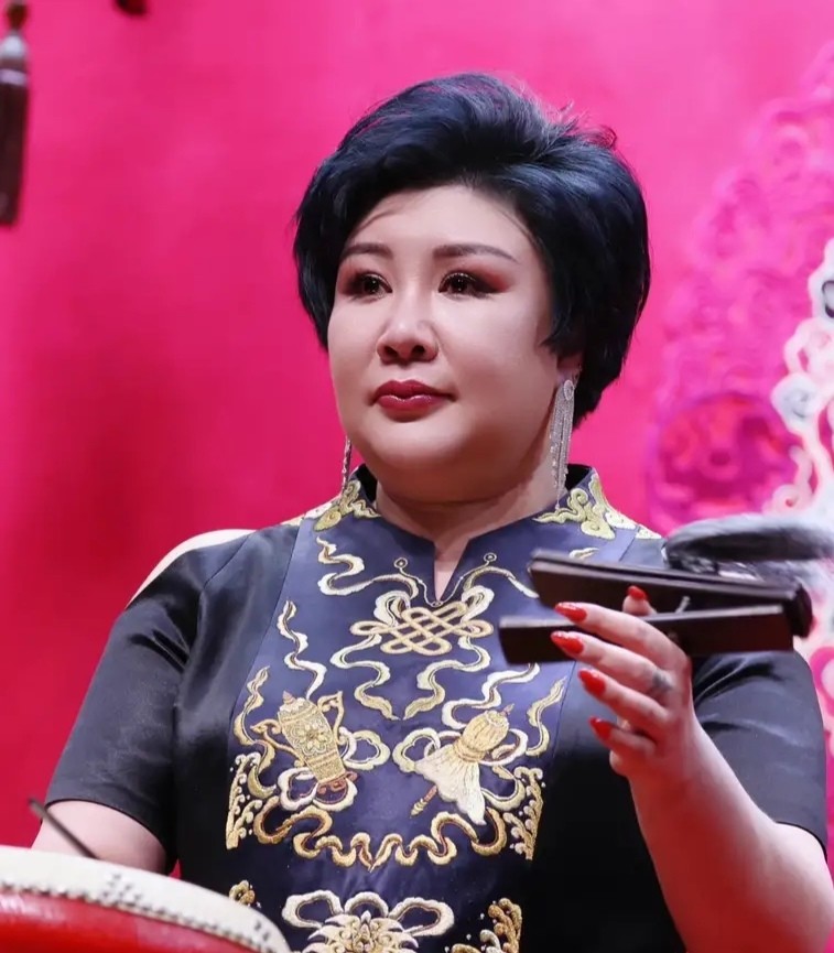 德云董事长王惠一出山刷一下把老公郭德纲秒成了个报幕的