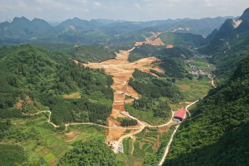 高速公路,总体呈南北走向,从天峨县规划区跨红水河,途经东兰县,凤山县
