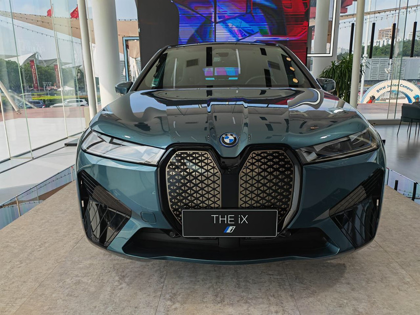 宝马ix到店,造型似"兔八哥",内置大连屏带水晶按键,4.6s破百