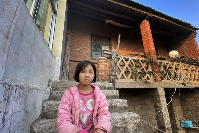 12岁独居女孩半夜被砸门,连吃数月地瓜充饥:奶奶回来我就不怕了